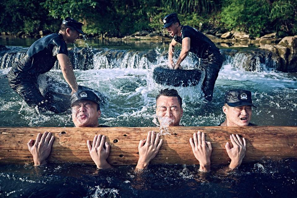 The special police brigade of Jishou Public Security Bureau of Hunan Province conducts extreme physical training to exercise the strength and perseverance of its members