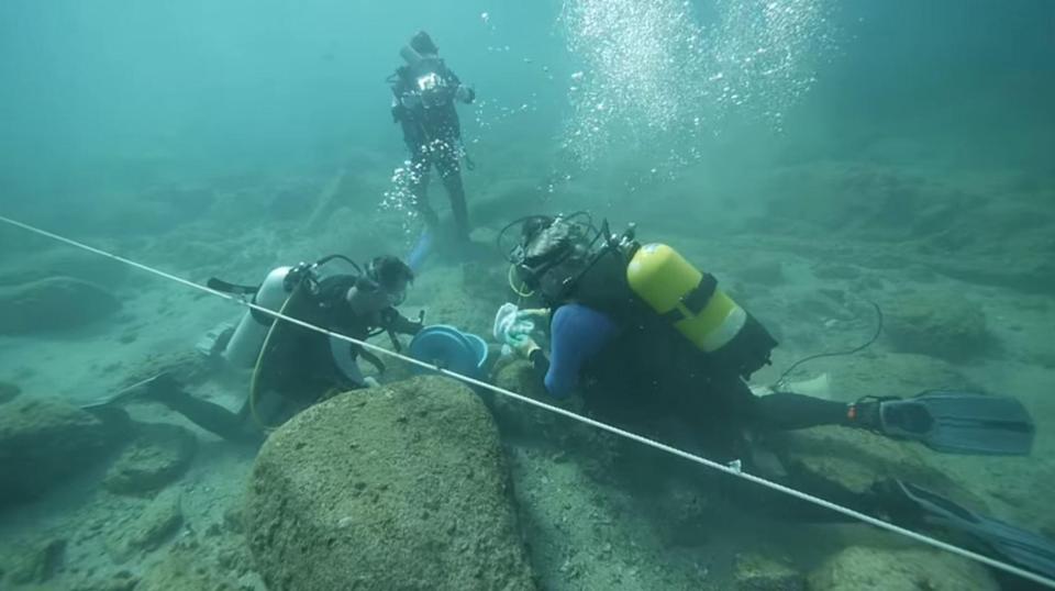  Divers recovering artefacts from the Esmeralda in 2015