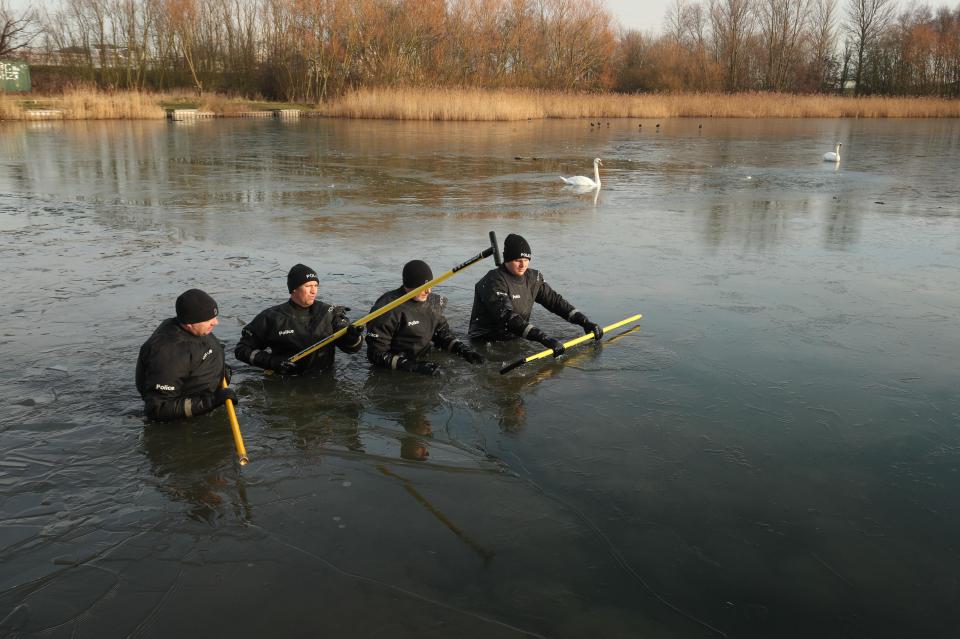  Police search Oak Road Pond in Hull as they investigate the disappearance of 21-year-old student Libby Squire