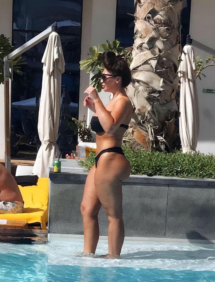  Lauren is in amazing shape after hitting the gym hard