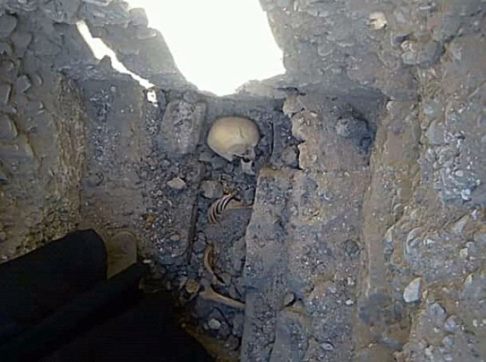  The ancient tomb of a 13-year-old girl found "in a squatting position" in Egypt