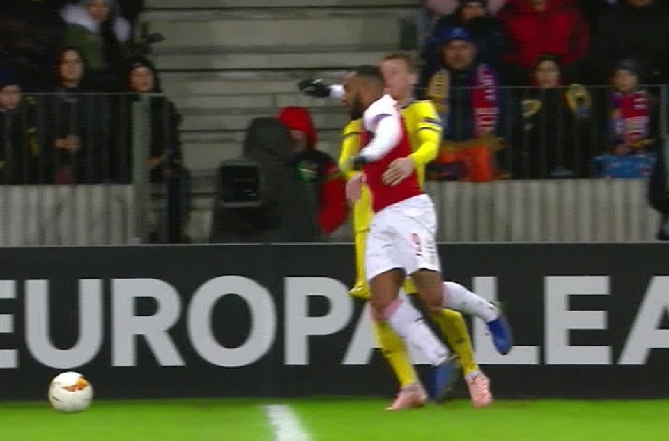  Alexandre Lacazette lashed out with his elbow and deservedly saw red