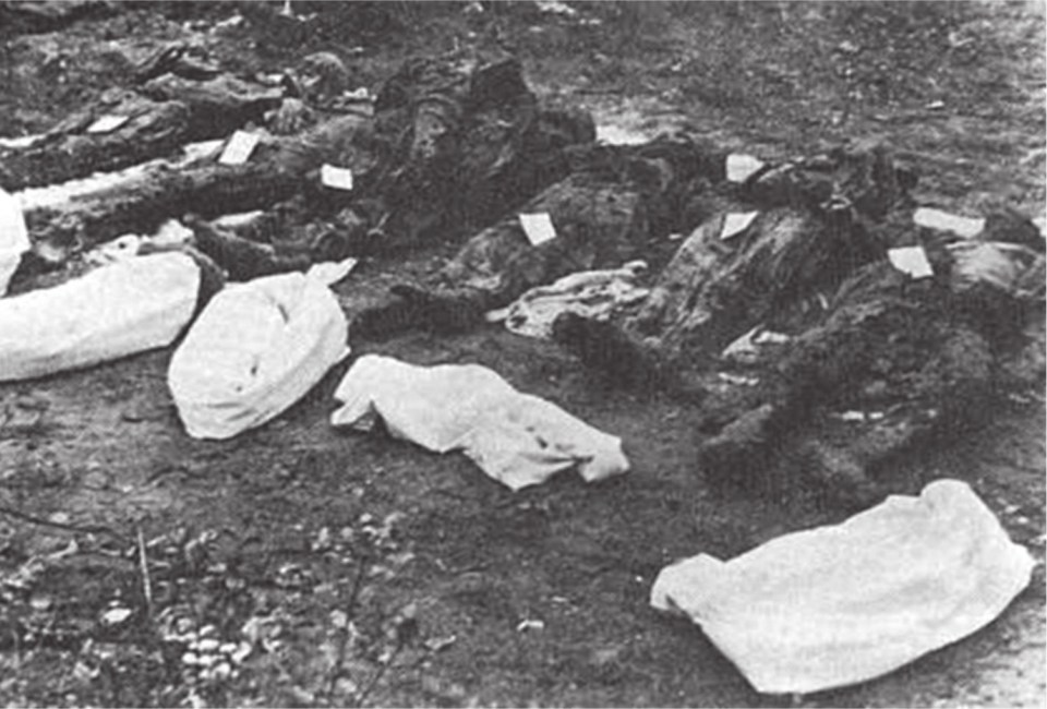  The dead bodies of six American airmen murdered in Rüsselsheim by angry civilians