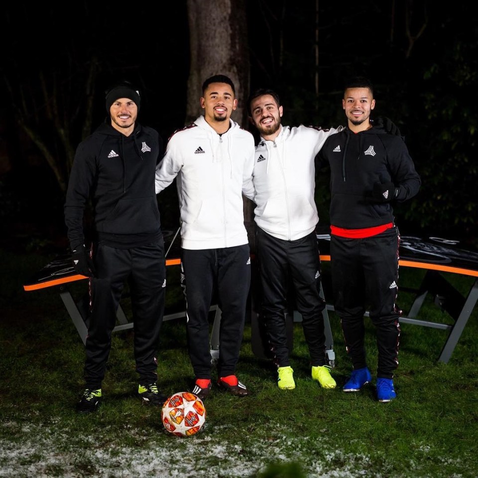  Bernardo Silva and Gabriel Jesus relaxed with the F2 ahead of tonight's Champions League clash with Schalke