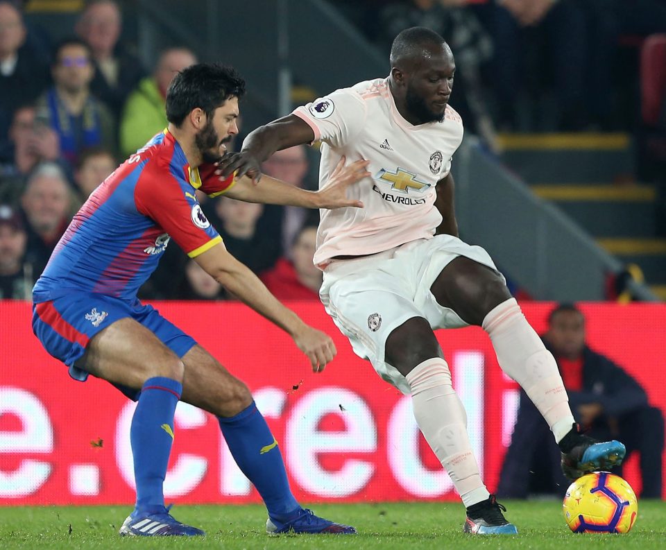  Man Utd scorer Romelu Lukaku fends off Palace defender James Tomkins