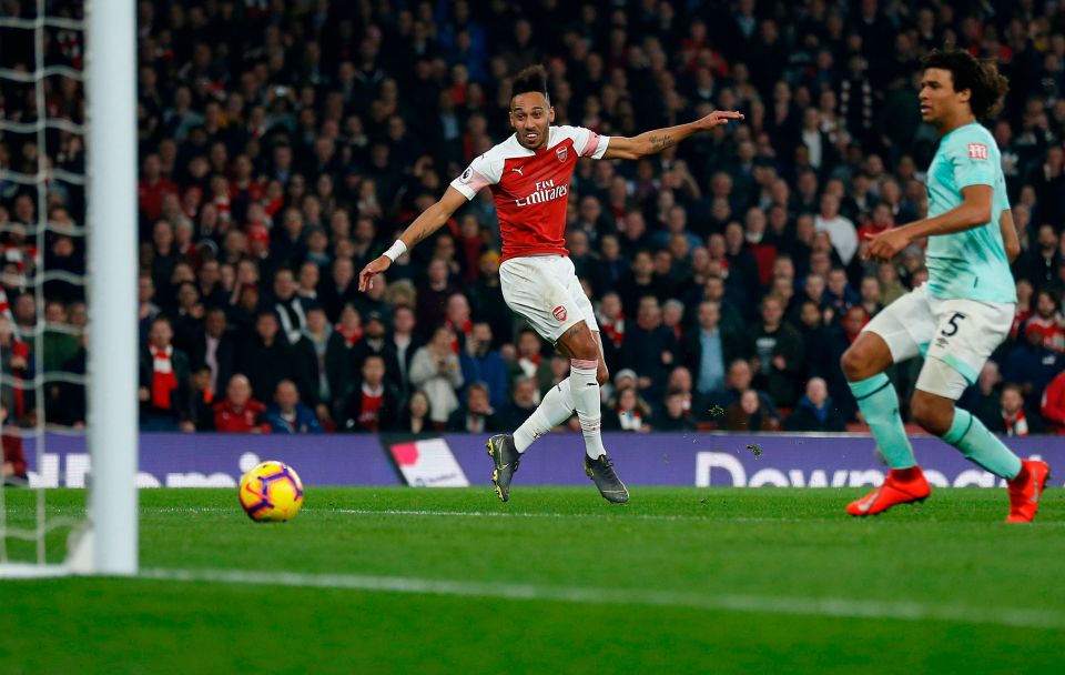  Pierre-Emerick Aubameyang rounded Artur Boruc to make it 4-1