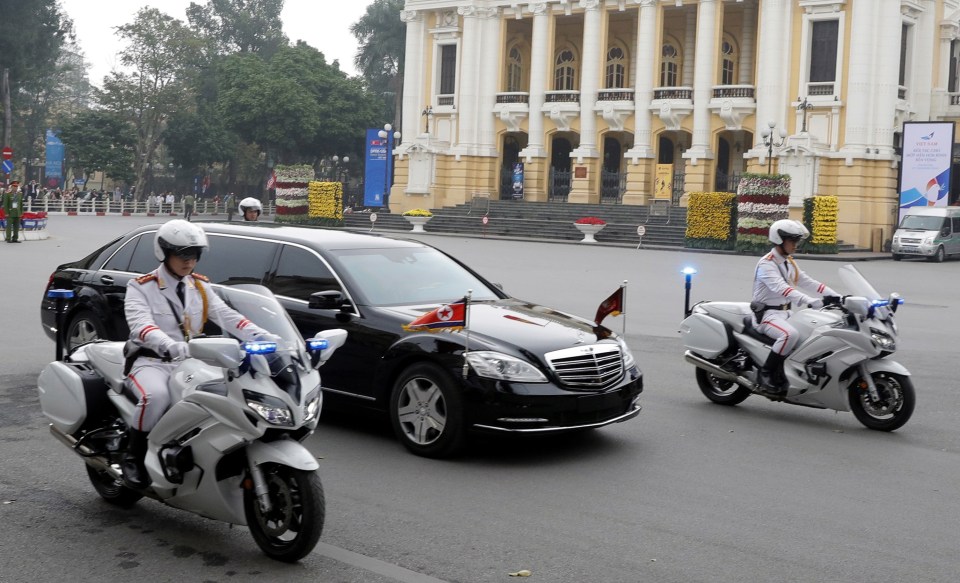  Chairman Kim's car also leaves the meeting flanked by bodyguards