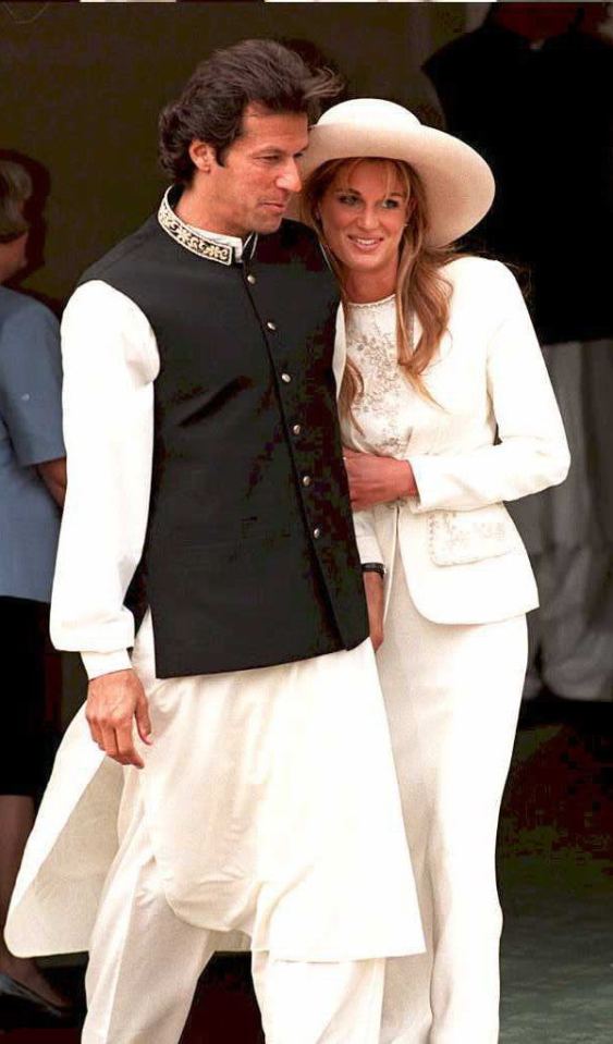  Imran Khan and Jemima Goldsmith leave Richmond Registry Office after their civil wedding in May 1995