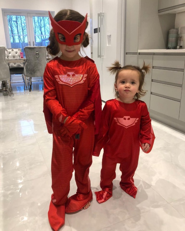 The star’s cute kids Ella and Mia dressed up in the kitchen