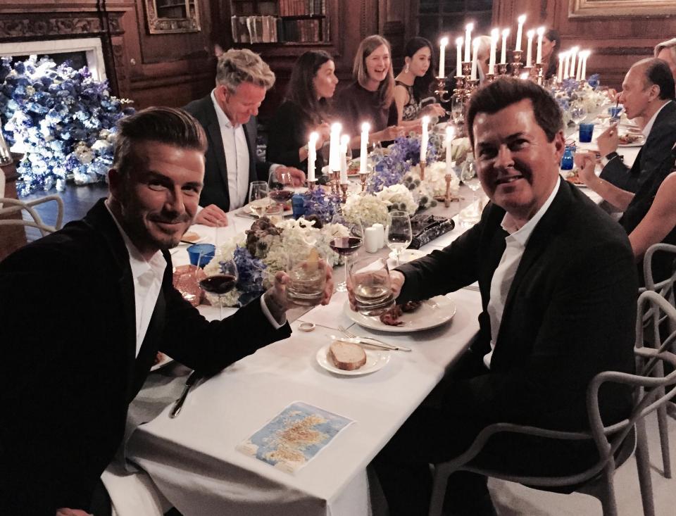  David Beckham dines with Simon Fuller, Victoria, Gordon Ramsey and pals