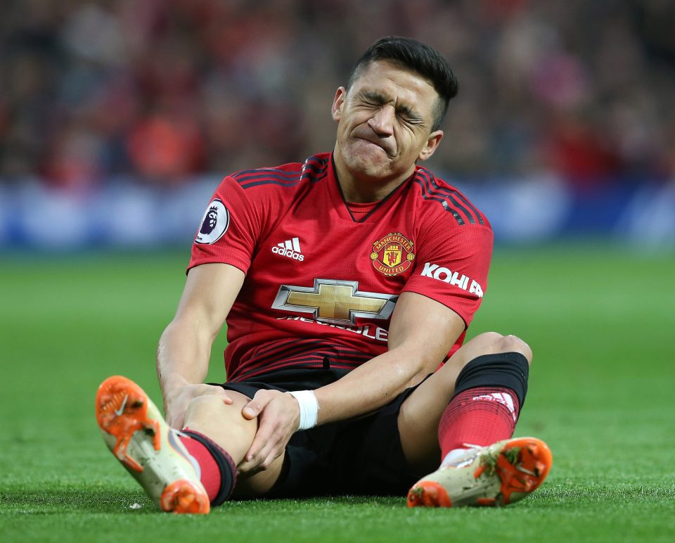  Alexis Sanchez injured his knee during the thrilling 3-2 win over Southampton