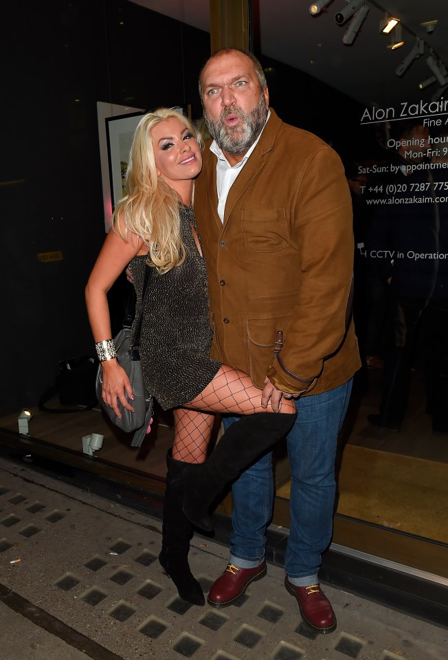 Neil Ruddock met glamour model Leah Newman in 2004