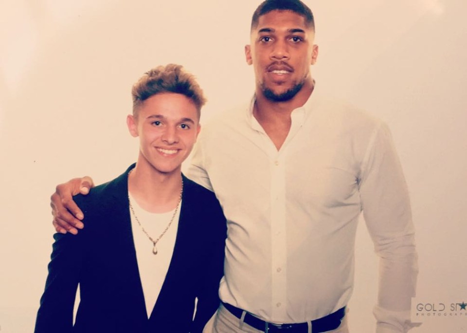  Joe posed for a picture with Anthony Joshua