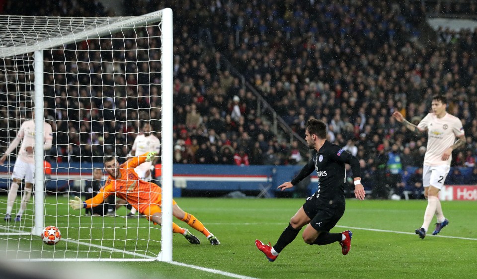 Juan Bernat Velasco arrives at the far post to level the scores for PSG