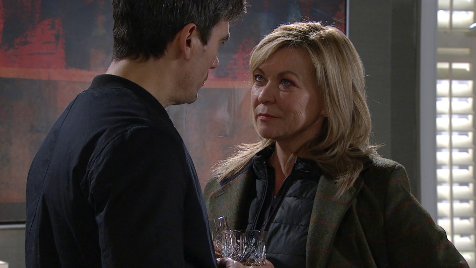  Kim makes a play for Cain Dingle