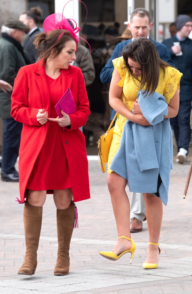  Stilettos may seem like a good idea at the beginning of the day, but this woman in a yellow dress seemed to have issues before lunchtime