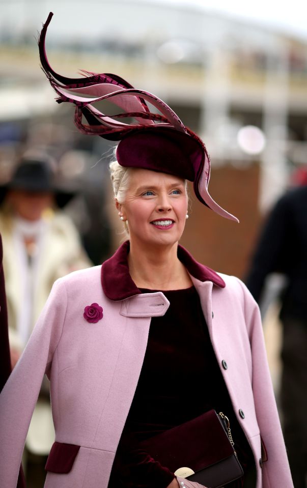  This chic guest managed to look composed wearing an extravagant purple headpiece, despite the gusts of wind