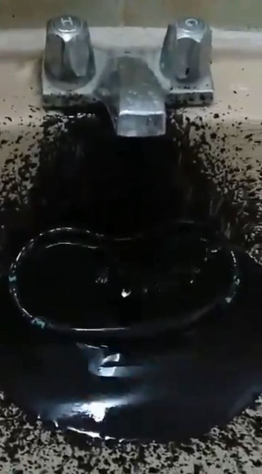  Black water started flowing out of household taps this morning in San Diego, Venezuela after a brutal week-long blackout has left some without any water at all