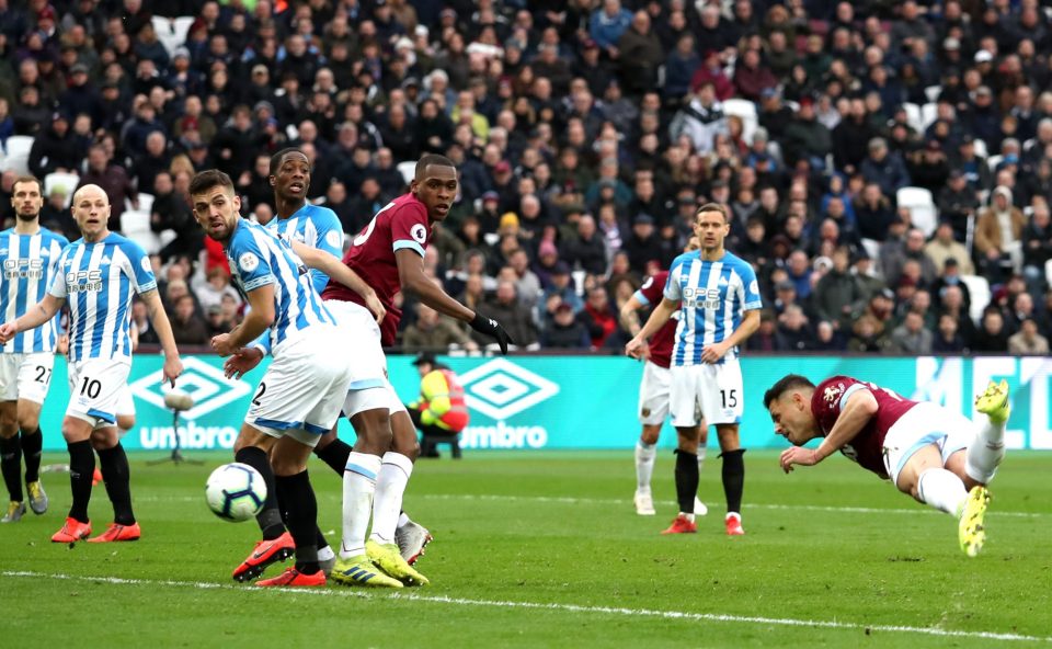  Javier Hernandez found the net with an impressive header to make it 3-3