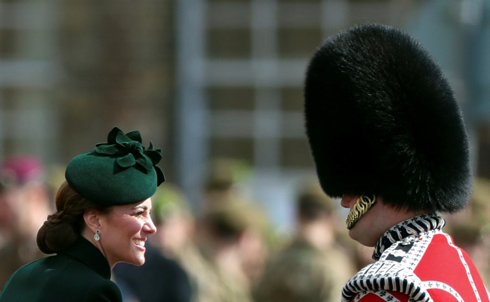  Kate Middleton chats with a guard in traditional ceremonial dress