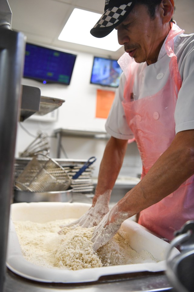  Chef Danilo Pallas showed Imogen how to coat the chicken in the flour and spices