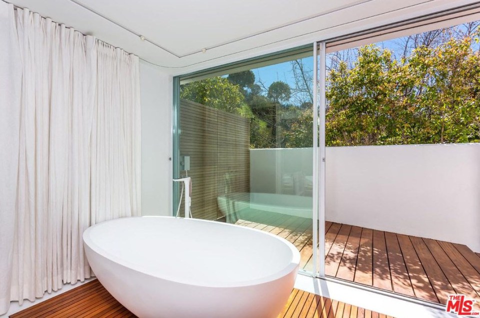  You can wash in the bath with views of the great outdoors