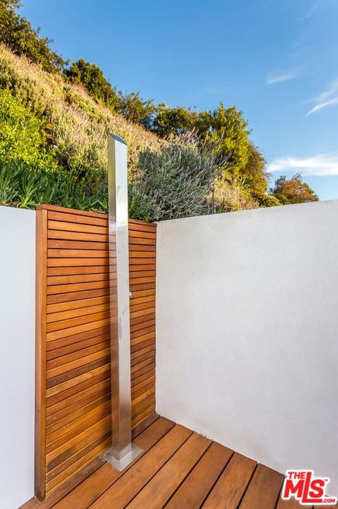  Or, for the full open-air effect, there's also an outdoor shower