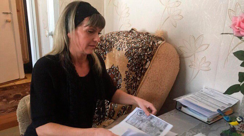  Svetlana Cheshko, Alisa Tepikina's mum, holds her daughter's death certificate