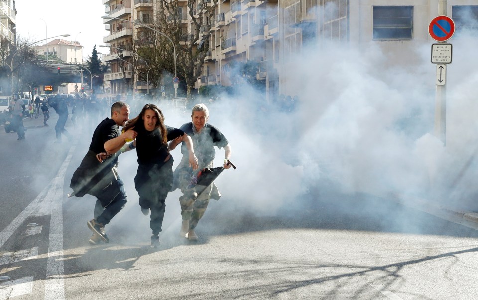  Protesters in Nice flee as tear gas is shot into crowds