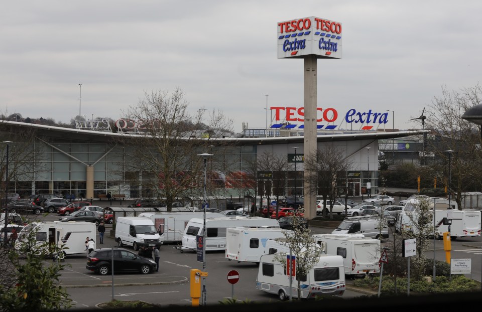  The huge car park was full of caravans belonging to the travellers