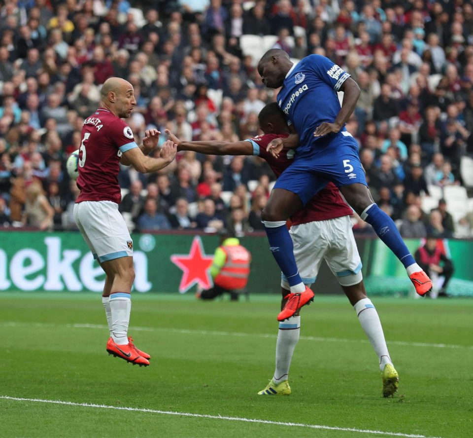  Kurt Zouma rose highest to head home from Gylfi Sigurdsson's corner