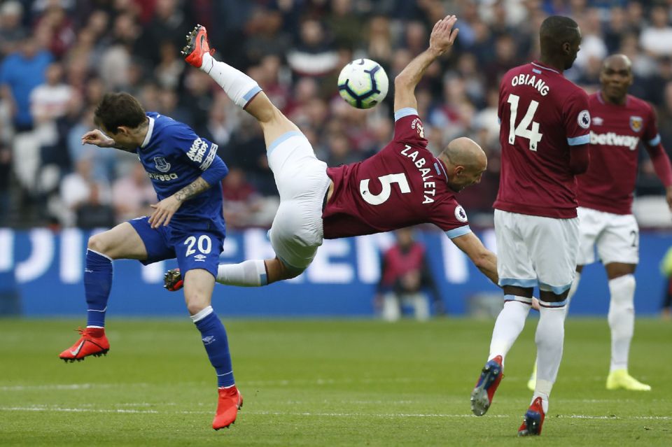  West Ham star Pablo Zabaleta (C) acrobatically tussles with Everton's Bernard for the ball