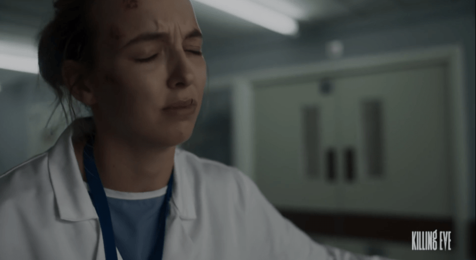  Assassin Villanelle escapes by pinching a doctor's coat