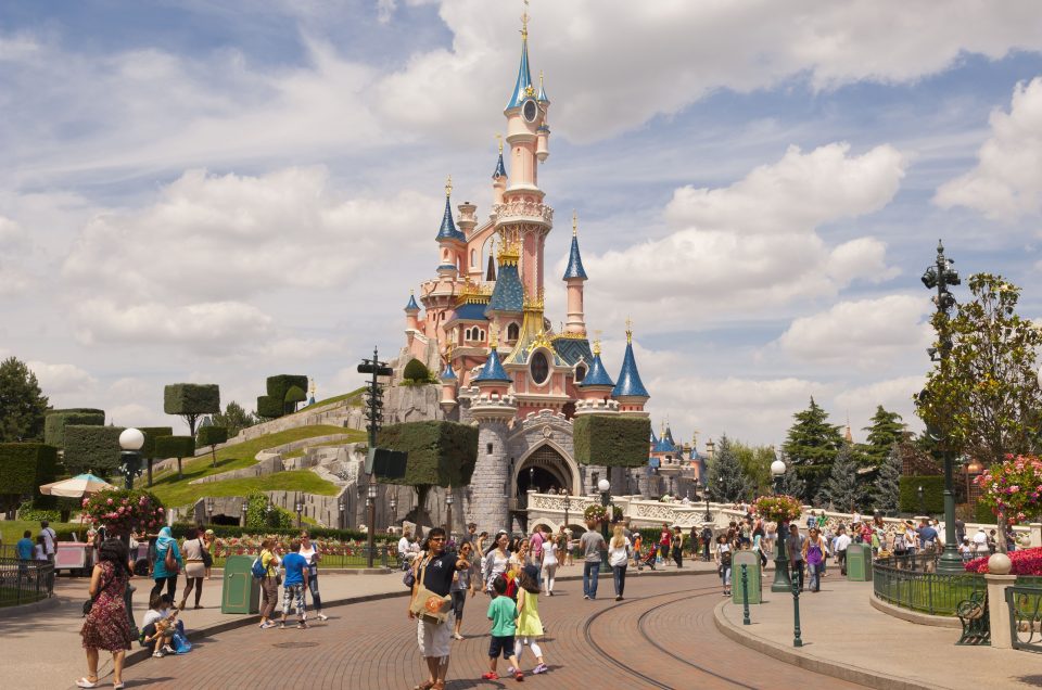  Disneyland Paris guests will no longer be able to use single plastic straws and bags