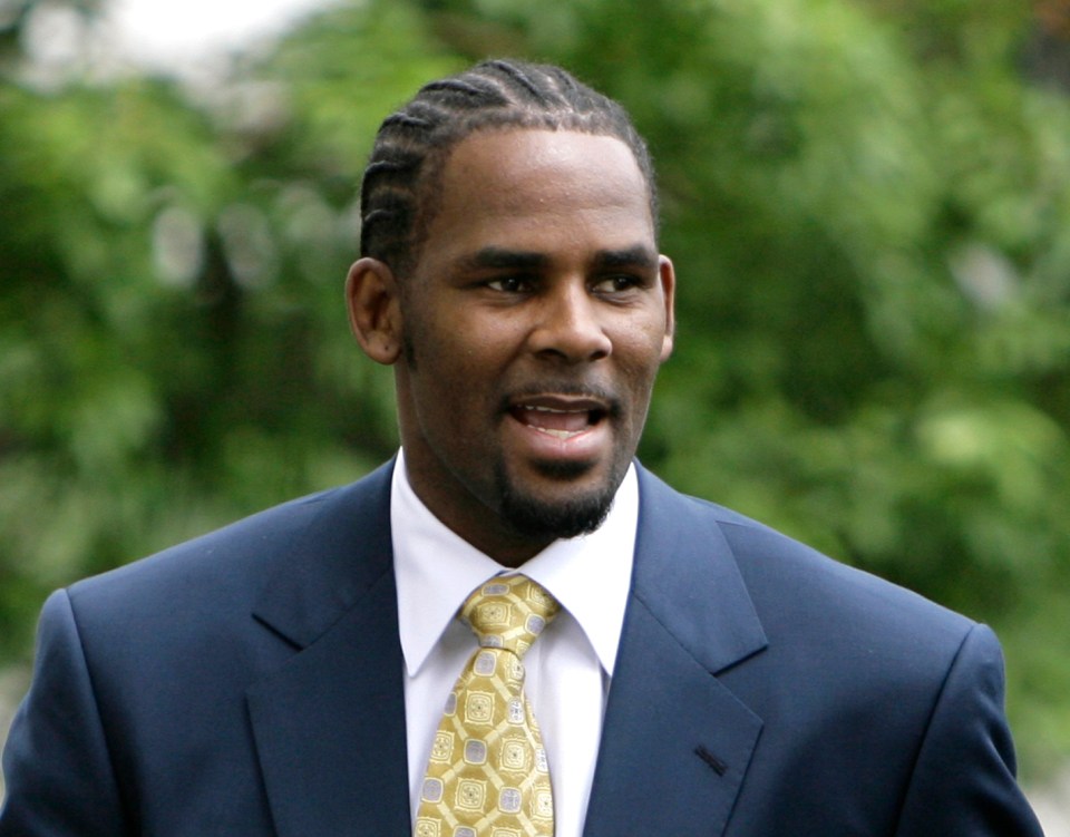  R Kelly pictured at the Cook County Criminal Court Building in Chicago during an earlier hearing