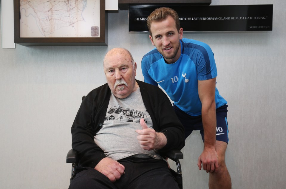  Harry Kane, who was awarded an MBE last week, pictured with Greaves in 2018