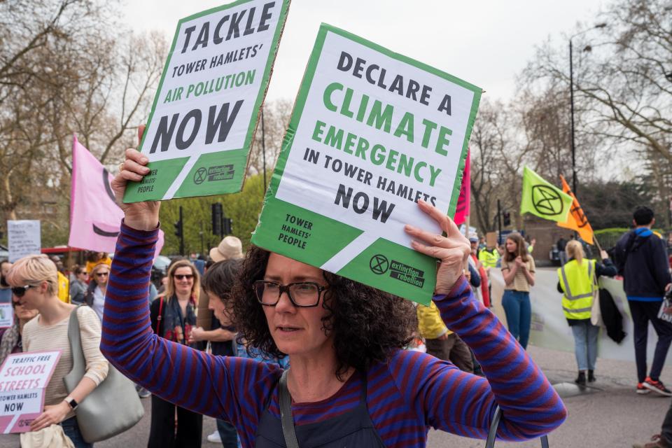  The demonstrators want the government to reduce carbon emissions the UK to net zero by 2025