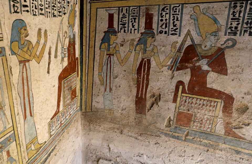  Detailed paintings inside the tomb