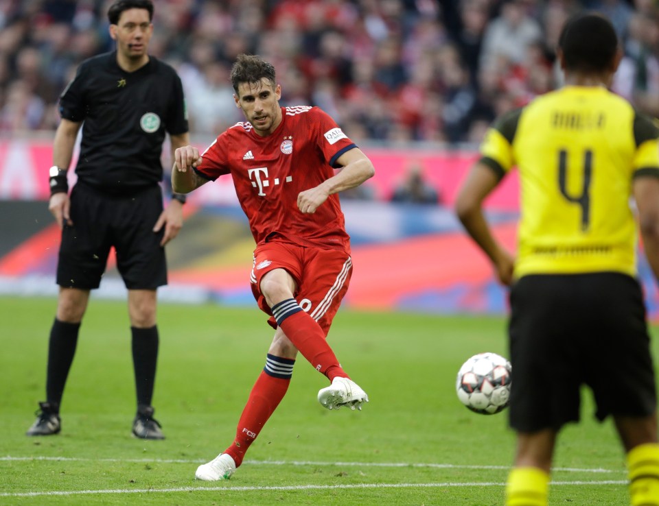  Javi Martinez made it 3-0 to Bayern before half-time