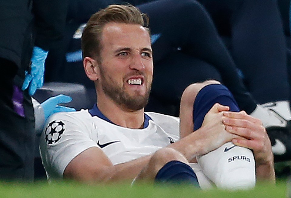  Harry Kane was forced off the pitch injured