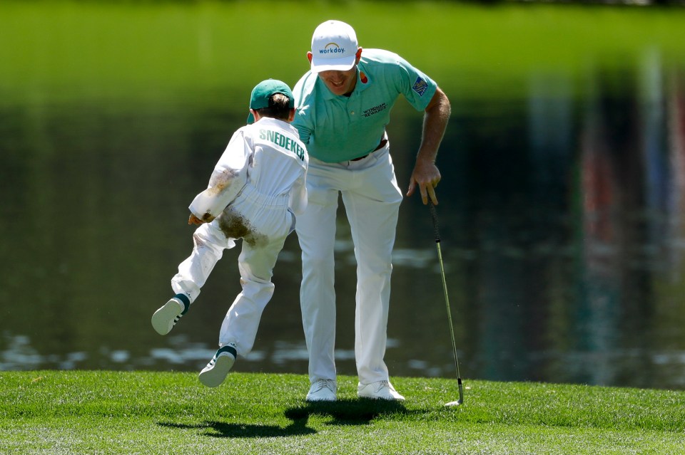  Brandt Snedeker celebrates a birdie with his son