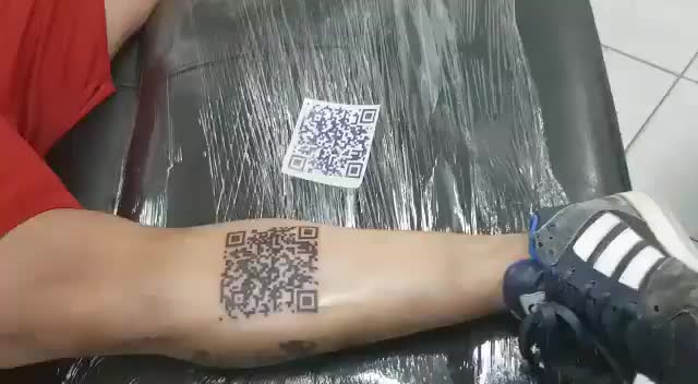  An obsessed River Plate fan had a QR code tattooed onto his right leg