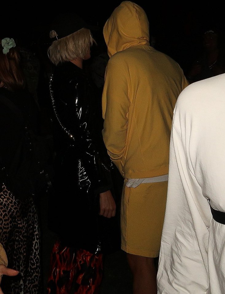  Orlando wore a yellow hoodie and matching shorts for the festival