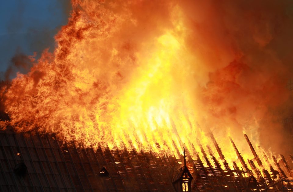  The blaze continues to strengthen as night falls on the French capital