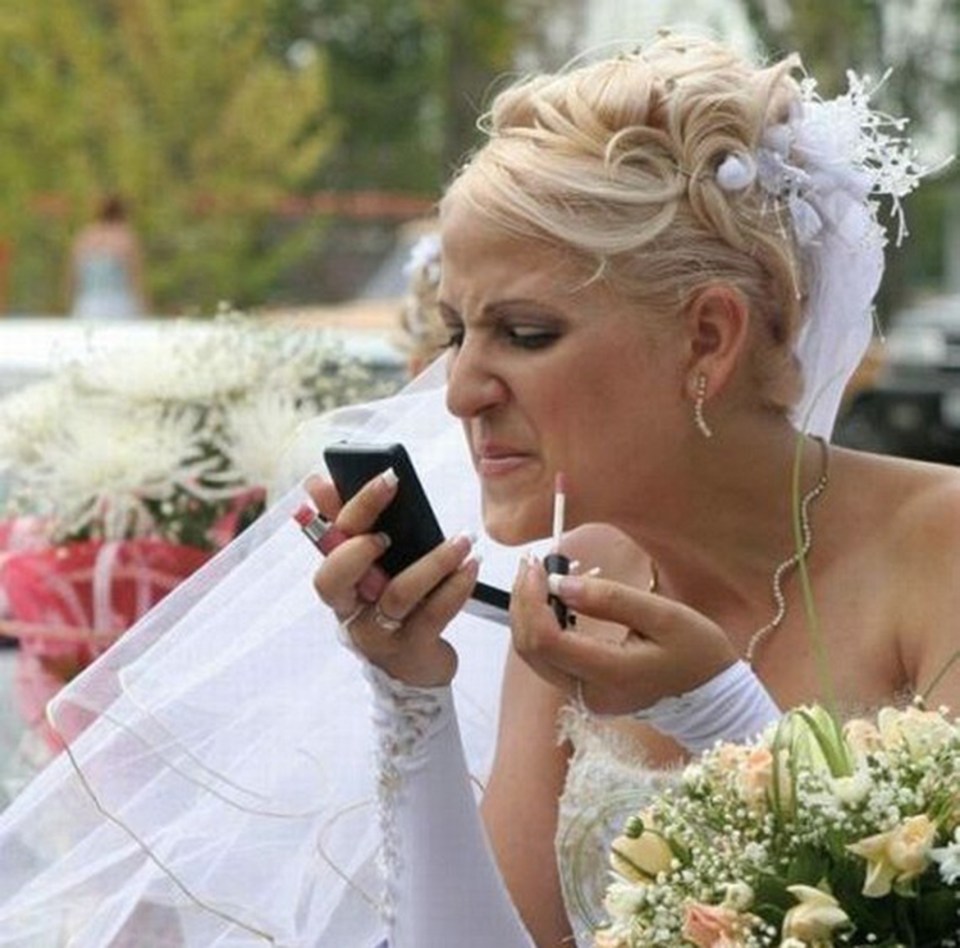  All brides need a quick make-up check during the day