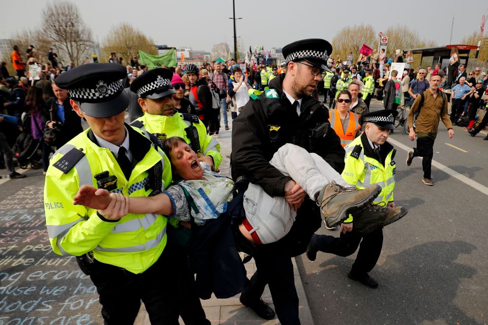  Extinction Rebellion climate change protesters have vowed to continue camping out, despite police warning they would be arrested