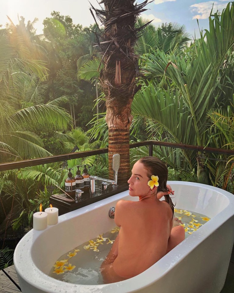  Lydia showed off her sensational figure in a bath on holiday