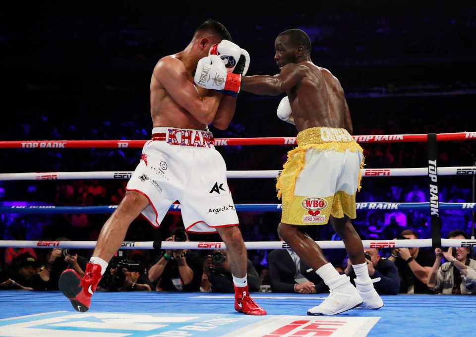  Crawford dropped Khan with a left-hook in the opening round