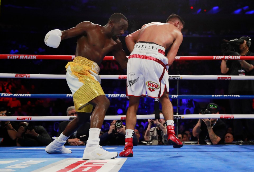  Amir Khan took a low blow from Terence Crawford in the sixth round and couldn't continue