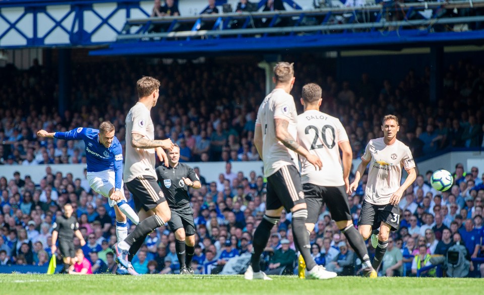  Gylfi Sigurdsson doubled the Everton lead